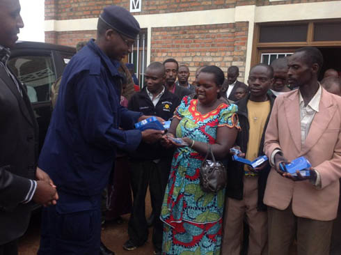 Umukuru wa Polisi mu karere ka Nyamagabe atanga terefone ku mukuru w'umudugudu.