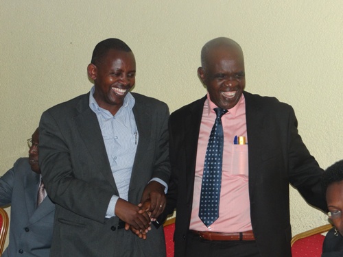 Zihiga (ibumoso) ashimira Nzagahimana (iburyo umusimbuye).