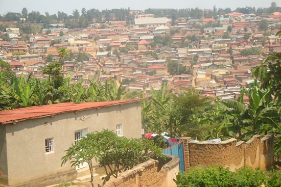 Akarere ka Gasabo kari mu turere tugizwe n'ubucucike kandi kakanagira ubuhaname n'ibishanga byinshi.