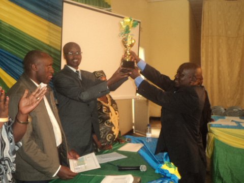 Abayobozi b'umurenge wa Cyato bahabwa igihembo cyo kwesa imihigo.