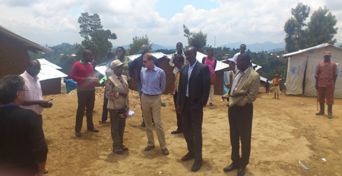 Aha basobanuriraga Ambasaderi Marc Pecsteen imiterere y'inkambi ya Kigeme impunzi z'Abanyekongo zicumbitsemo.