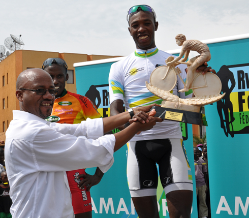 Niyonshuti ashyikirizwa ibihembo n'umuyobozi wa FERWACY.