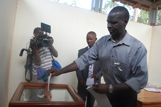 Minisitiri Kamanzi ashyikiriza inkunga y'amafaranga ibihumbi 300 mu kigega cy'urwibutso rwa Ntarama.