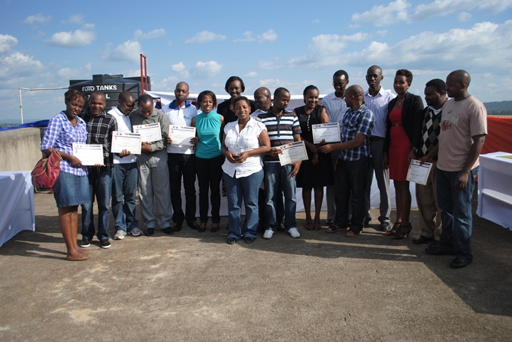 Bamwe mu bakozi 25 basoje amahugrwa ku isomo rya ORACLE ubundi risanzwe ryigirwa hanze.