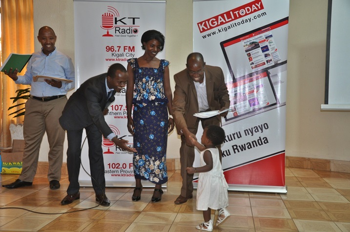 Umwana w'umwe mu bahuguwe aramutsa abayobozi batanze impamyabumenyi umubyeyi we yahawe.