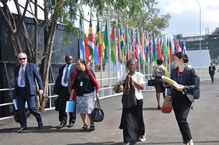 Bamwe mu bitabiriye inama ya BAD bagana mu byumba biberamo ibiganiro.