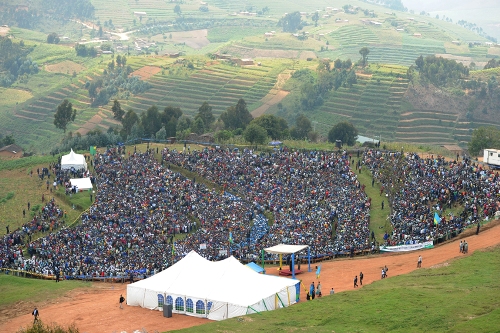 Abantu bo bari benshi bashakaga kwihera ijisho umukuru w'igihugu. Abo nabari bahateraniye.
