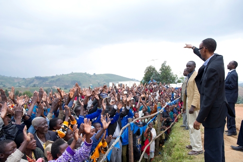 Perezida Kagame asuhuza abaturage batuye akarere ka Nyamagabe no mu nkengero zabo bari bakereye urwo ruzinduko.