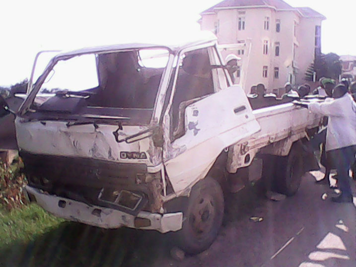 Nyuma y'igihe gito iyi DYNA yagonze ivatiri yari iparitse hafi yaho tagisi yagonze.