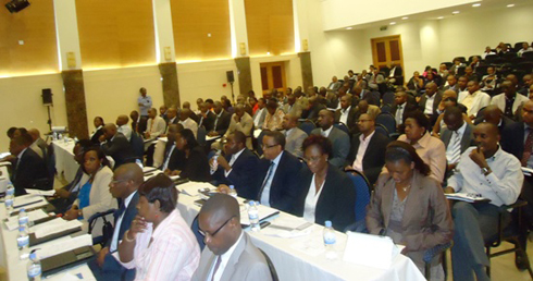 Aba ni abayobozi mu nzego nkuru z'igihugu n'iz'ubuyobozi bw'ibanze mu nama bahuriyemo yo kwiga ku kwihutisha gahunda za leta.