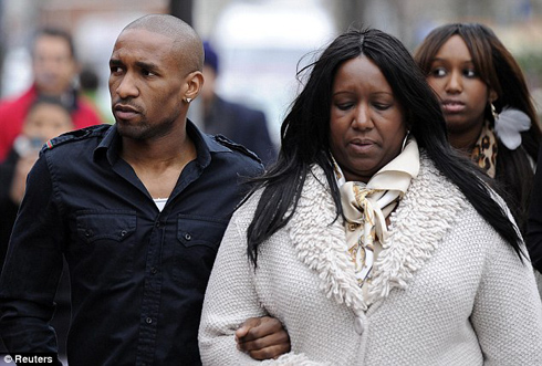 Defoe na nyina bagiye gusura Muamba mu bitaro