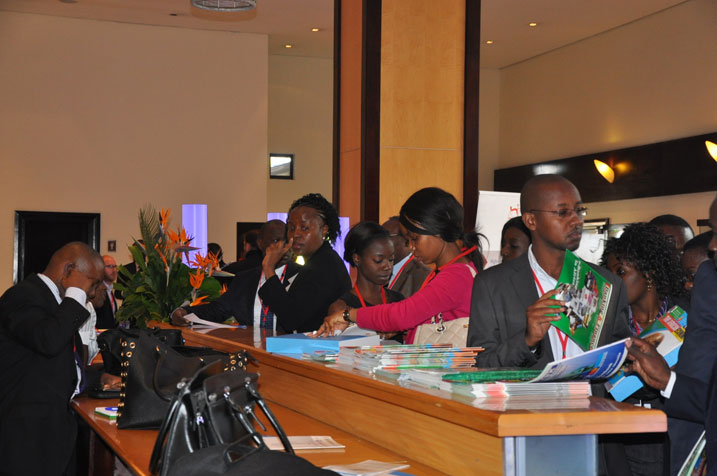 Abitabiriye inama ya BAD yatangiye i Kigali kuri uyu wa 19/05/2014 barimo gufata impapuro bazifashisha muri iyo nama.