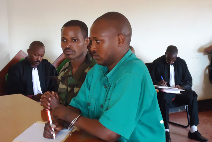 Lt Joel Mutabazi na Kalisa Innocent (Demobe) mu rukiko rukuru rwa gisirikare.