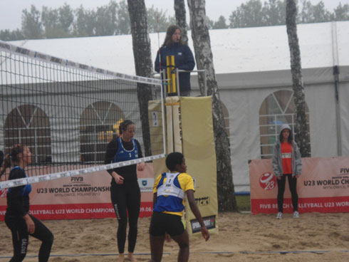 Denyse Mutatsimpundu yitegura kwakira umupira ubwo bakinaga na Repubulika ya Czech.