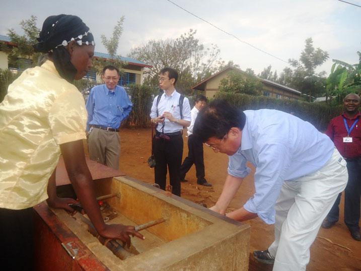 Depite Asahiko Mihara yakarabiye ku ivomo ryo mu mudugudu wa Rebero ndetse anywa ku mazi yaryo akoresheje ibiganza kugira ngo yumve niba ari mazima.