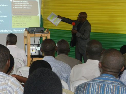 Depite Habimana Saleh yatanze ibiganiro ku mateka y'u-Rwanda n'uko abakoloni babaye imbarutso y'amoko yatanyije Abanyarwanda.