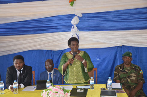 Depite Kankera Marie Josee asobanura gahunda ya "Ndi Umunyarwanda".