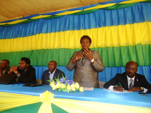 Depite Kankera Marie Josee (uhagaze) agaragaza ko gahunda ya 'Ndi Umunyarwanda' yubaka ubunyarwanda kuruta aho umuntu avuka.