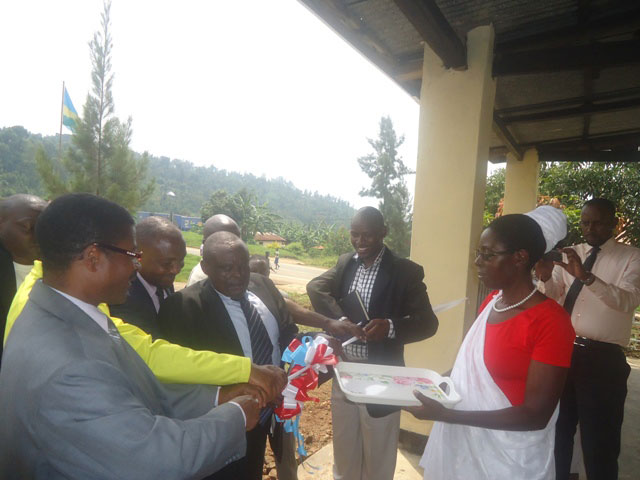 Depite Rusiha Gaston (hagati) afungura ku mugaragaro inzu itanga amakuru ku batishoboye bo mu karere ka Nyamasheke.