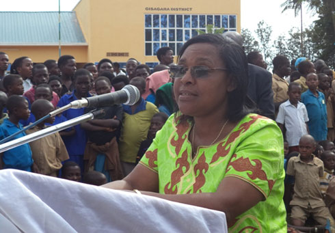 Depite Spèciose Mukandutiye yifatanyije n'Abanyagisagara mu kwakira urumuri rw'icyizere rutazima.