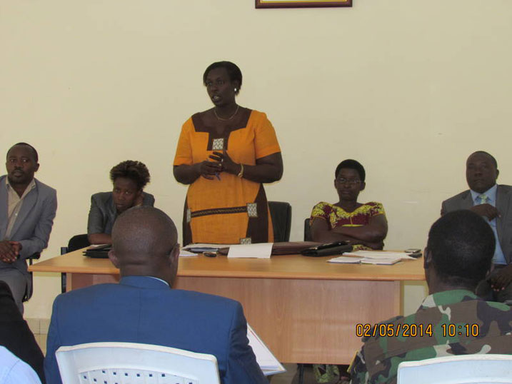 Depite Uwayisenga Yvonne (uhagaze) arahumuriza Abanyarwanda ko nta tegeko ry