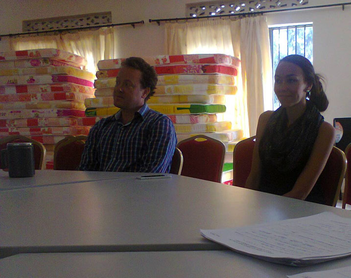 Devin Maloney (umugabo wicaye ku ruhande hirya) avuga ko bafasha abana b'abahanga batishoboye ngo bazagire icyo bimarira.