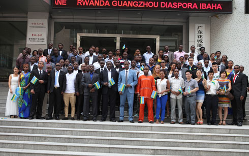 Abitabiriye ubusabane bafata ifoto y'urwibutso.