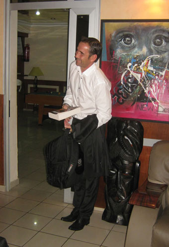 Aha umutoza Didier Gomes yari ageze ku kibuga cy'indege cya Douala muri Cameroun