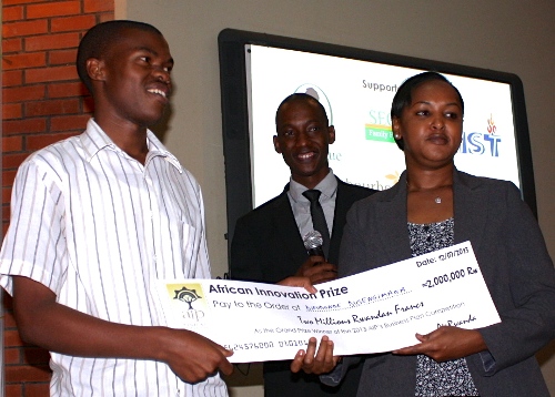 Mbabazi, Umunyamabanga uhoraho muri MYICT na Herve Kubwimaba, umuyobozi wa AIP mu Rwanda bashyikiriza igihembo umunyeshuri.