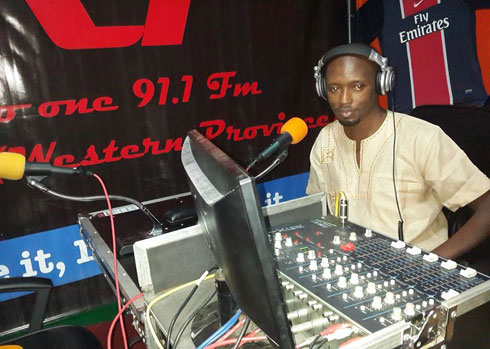 Dj Adams muri studio za Radio One.