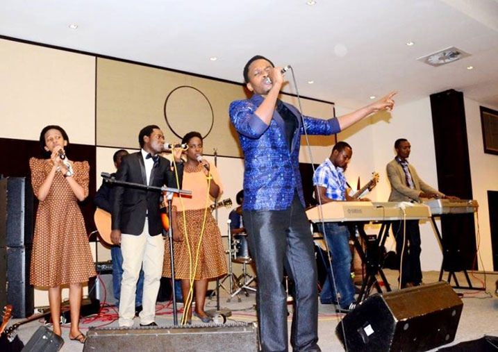 Dominic Nic aririmba.