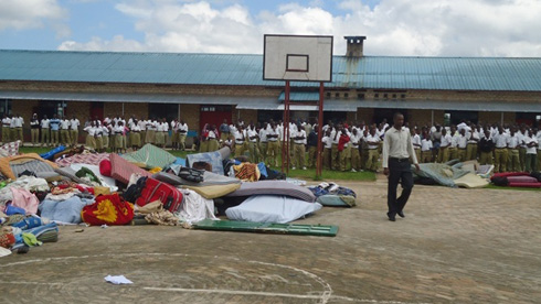 Bimwe mu bikoresho byasohowe uyu muriro ugitangira gufata iyi nyubako.