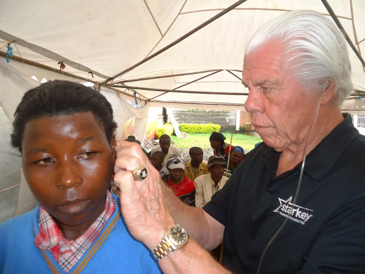 Dr. Austin washinze Starkey Hearing Foundation avura umwe mu barwayi ufite ikibazo mu matwi.