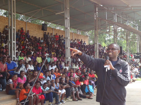 Dr. Harebamungu Mathias aganiriza abanyeshuri bo mu mujyi wa Butare.