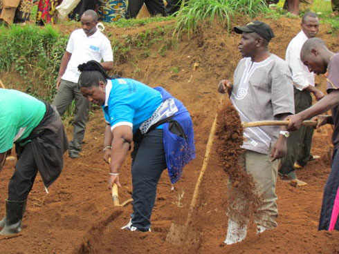 Dr Agnes Binagwaho arimo gukora umuganda.