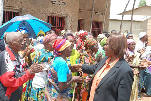 Umunyamabanga wa Leta muri Minisiteri y'Ubutegetsi bw'Igihugu, Dr Alvera Mukabaramba, asura abafashwa muri gahunda ya VUP mu murenge wa Karama.