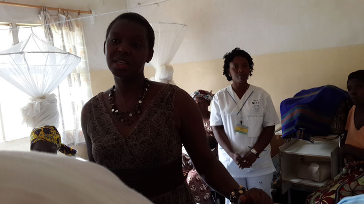 Dr Asiimwe mu cyumba abana barwariramo (pediatrie) mu bitaro bya Muhororo.