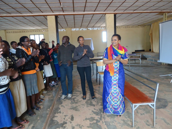 Dr Claire Bokanga Rwiyereka ukuriye serivise y'amahugurwa mu mushinga wa HDP (wambaye ikanzu yubururu).