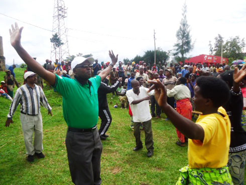 Dr Harebamungu Mathias yifatanyije n'abaturage b'umurenge wa Kagano bacinya akadiho.