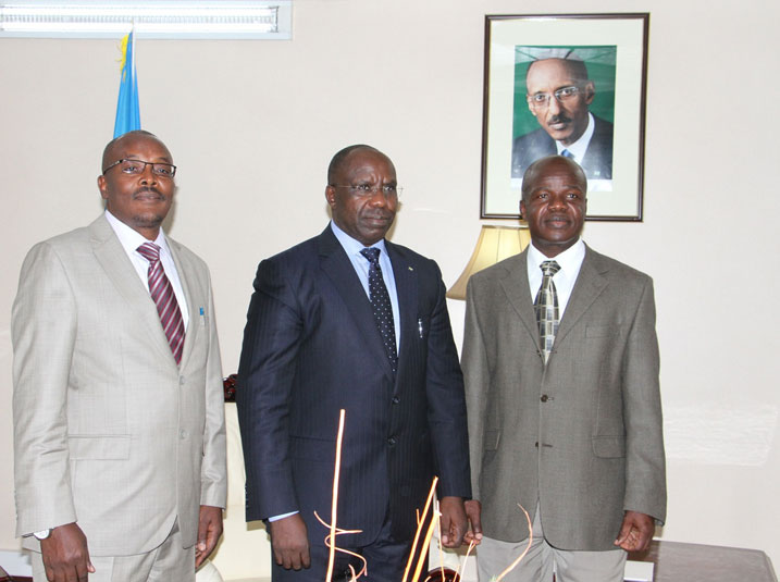 Minisitiri w'Intebe w'u Rwanda (hagati) n'umuyobozi wungirije wa World Vision muri Afurika y'Uburasirazuba (iburyo) hamwe n'umuyobozi wa World Vision mu Rwanda (ibusomo).