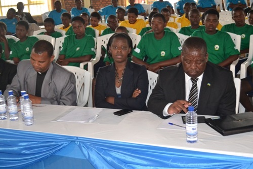 Dr Anita Asiimwe guverineri Bosenibamwe bicaranye n'abana.