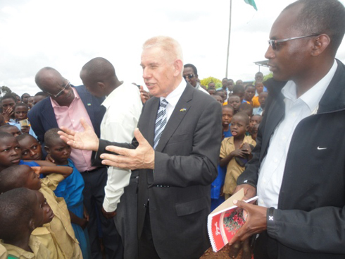 Dr Richard AUERNHEIMER asuhuza abanyeshuri mu murenge wa Giti. (foto: E.Musanabera)