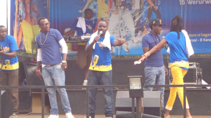 Dream Boys bari kuririmba.