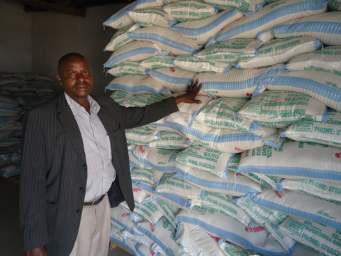 Dufitumukiza Elias yerekana umusaruro uruganda rwe rwatunganyaga.