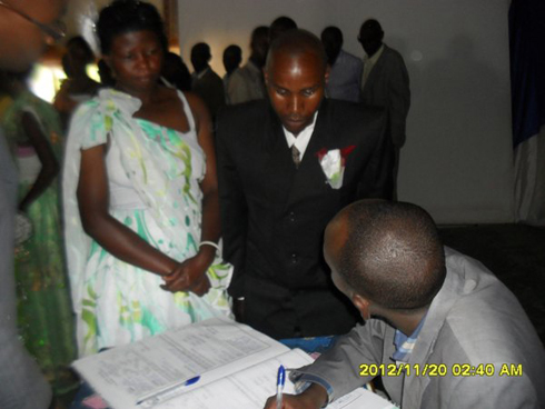 Dusabemariya yasinye ashaka kurira nubwo ngo yumvaga ntacyo yari guhindura.