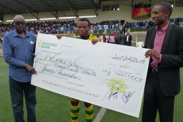 Dusenge Bertrand wa Marine niwe wahawe igihembo cy'uwatsinze ibitego byinshi mu kwezi gushize.