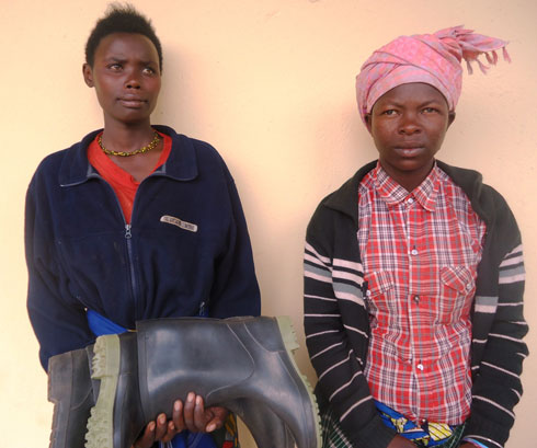 Dushimiyimana yafatanwe imiguu ibiri ya bote mugenzi yari atariba. (Foto:L.Nshimiyimana )