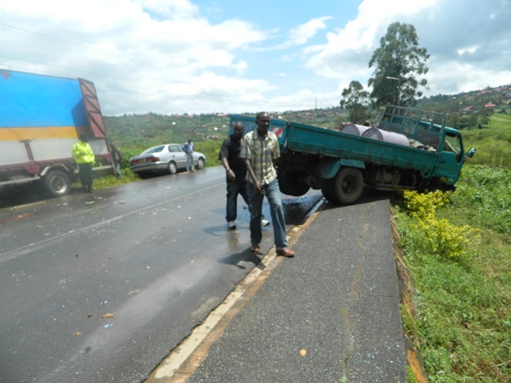 Dyna yagonze ipoto yitendeka hejuru y'igishanga.