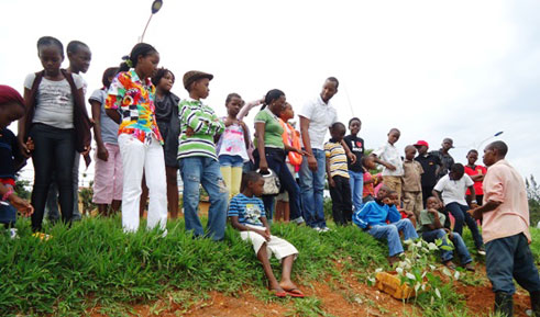 Abana bavuye muri Uganda, mu gikorwa cyo gutera ibiti mu Kiyovu mu mujyi wa Kigali.