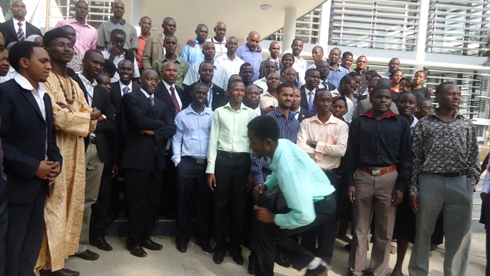 Imbere y'inyubako ya EAC muri Arusha bahafatiye ifoto y'urwibutso.